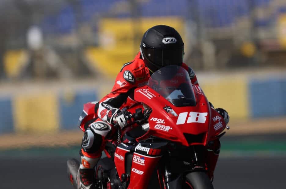 pilote moto sur circuit